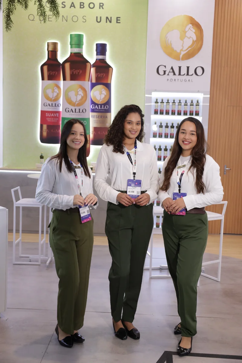 Equipe da Select Casting reunida em uma operação de marca